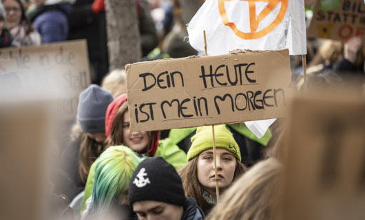 Fridays for Future-Demonstration. Foto: Jörg Farys/Die Projektoren. (c) Arbeitsgemeinschaft für Kinder- und Jugendhilfe - AGJ