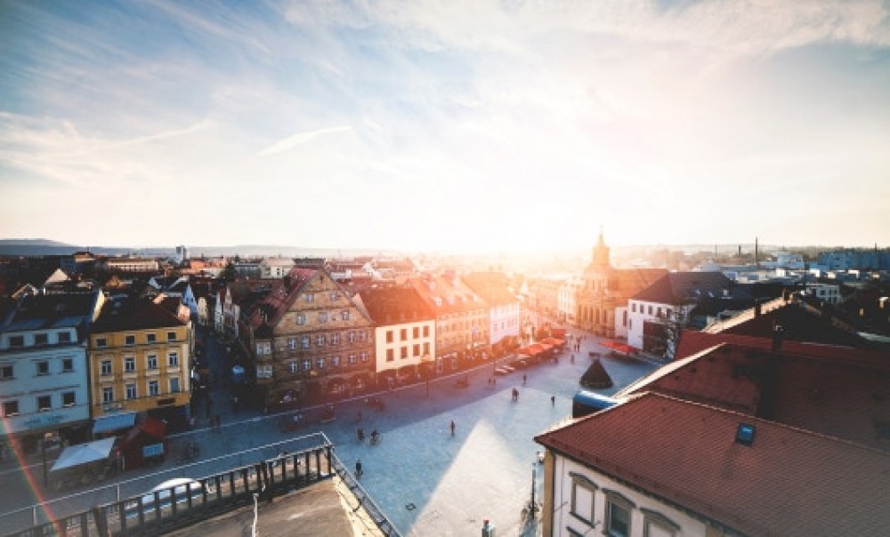 Foto einer Altstadt im Sonnenschein