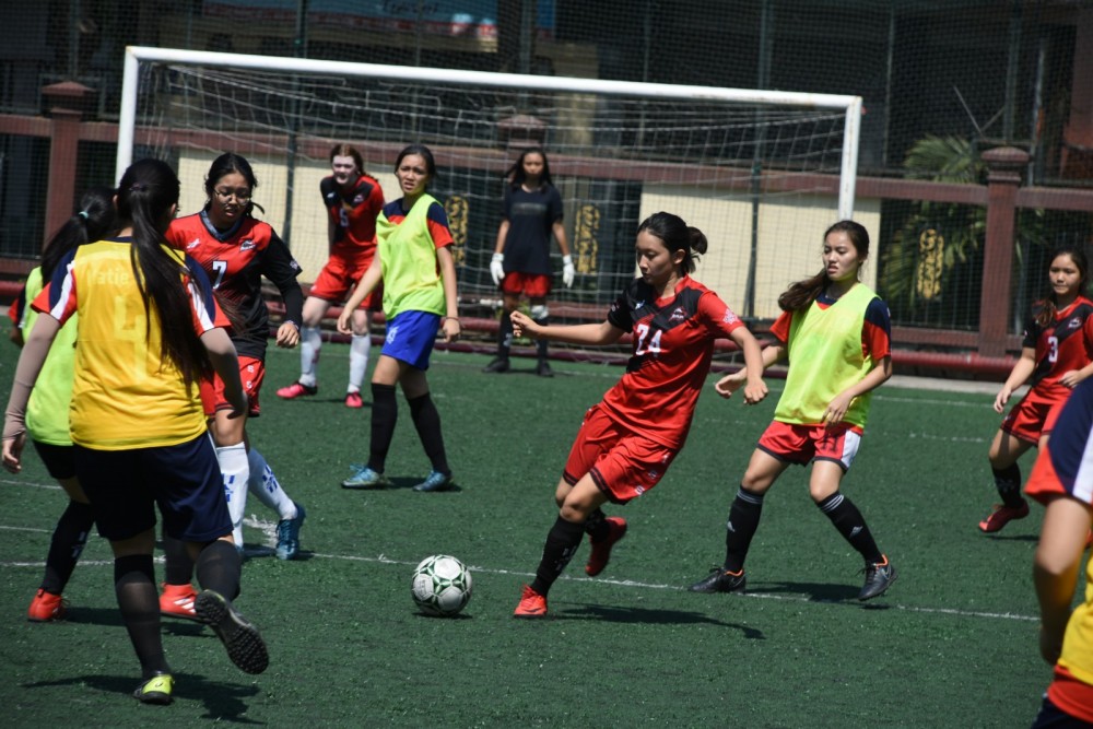 Frauen spielen Fußball.