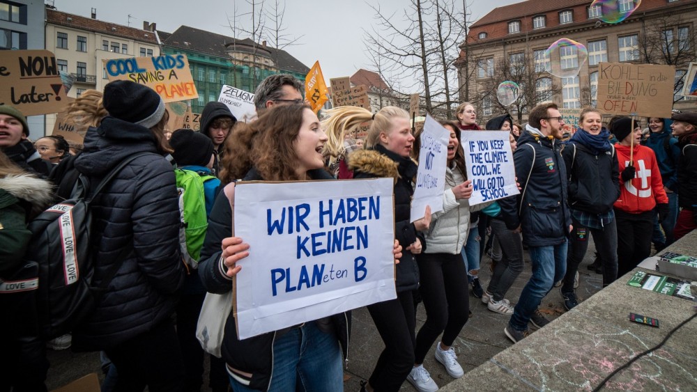 Viele junge Menschen auf einer Fridays For Future Demonstration.