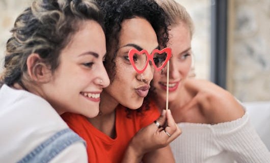 3 junge Frauen posieren für ein Foto