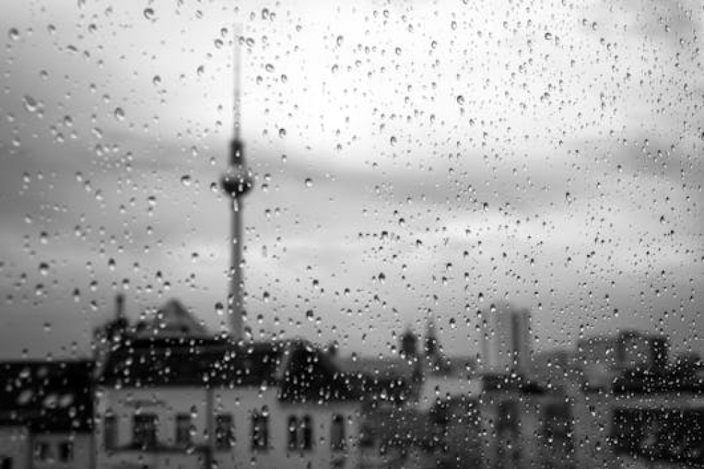 Blick durch ein verregnetes Fenster auf den Berliner Fernsehturm