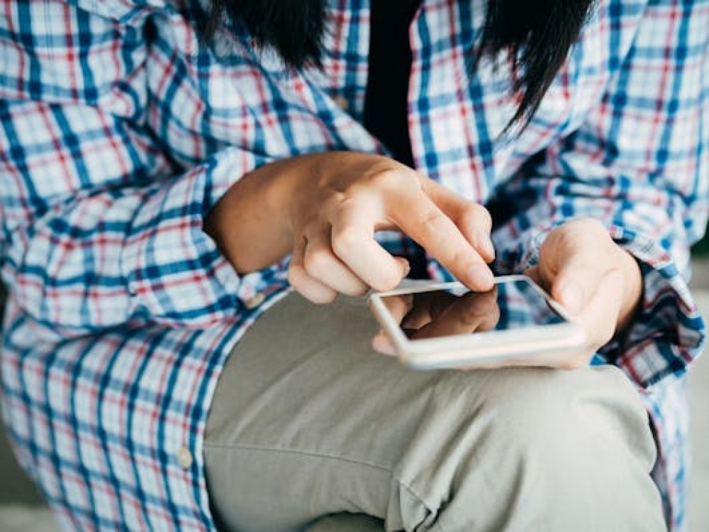 Person hält Smartphone in der Hand