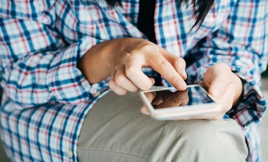 Person hält Smartphone in der Hand